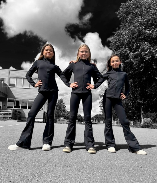 Modellen til høyre har str 150. De andre XS